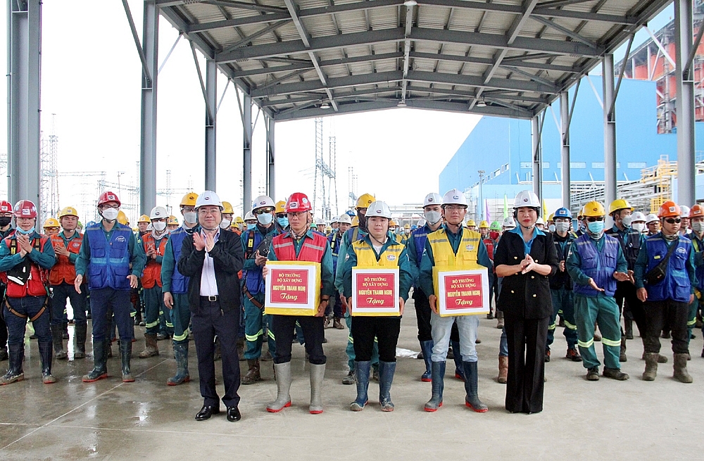Bộ trưởng Bộ Xây dựng chúc Tết và tặng quà người lao động tại Khánh Hòa