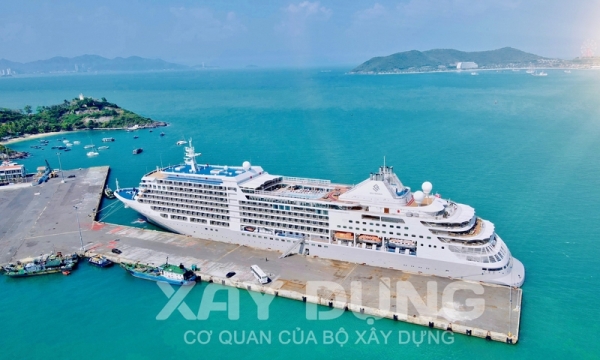 Siêu tàu du lịch Silver Muse cập cảng Nha Trang