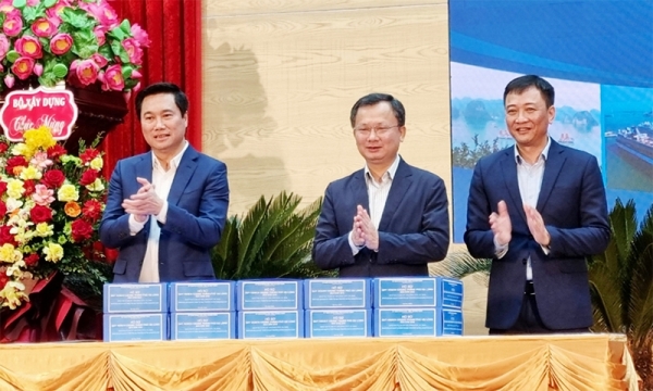 Thứ trưởng Bộ Xây dựng Nguyễn Tường Văn trao quy hoạch chung cho thành phố Hạ Long