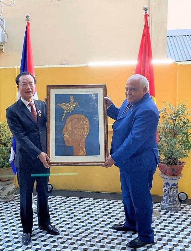 Nhà nước Cuba trao tặng Huân chương Hữu nghị cho nguyên Bộ trưởng Bộ Xây dựng Phạm Hồng Hà