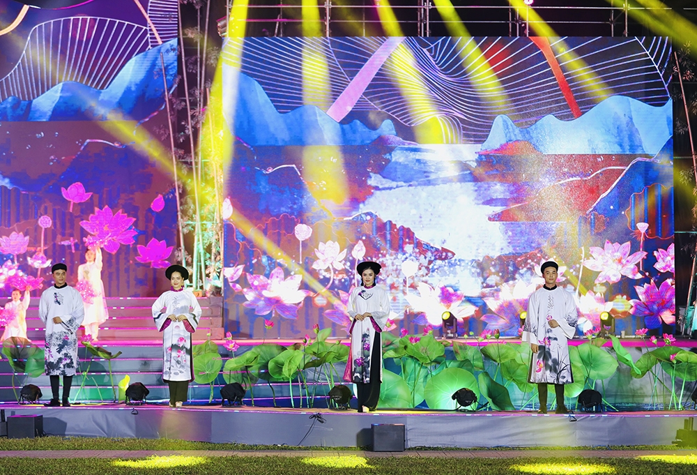 Nghệ An: Lắng đọng chương trình nghệ thuật đặc biệt bế mạc Lễ hội làng Sen năm 2023