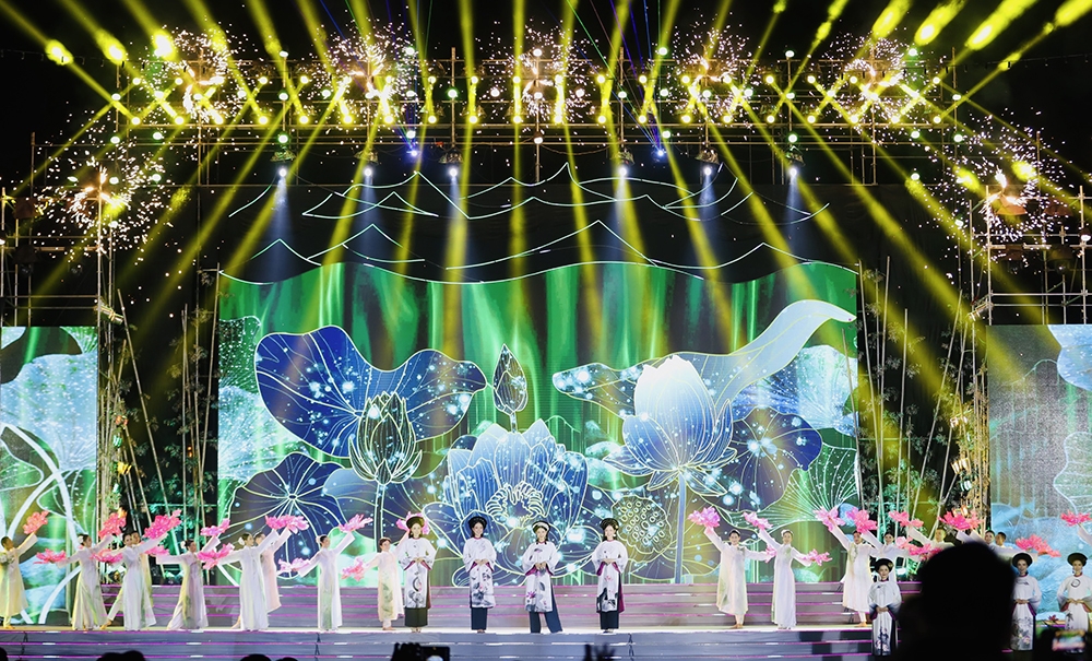 Nghệ An: Lắng đọng chương trình nghệ thuật đặc biệt bế mạc Lễ hội làng Sen năm 2023