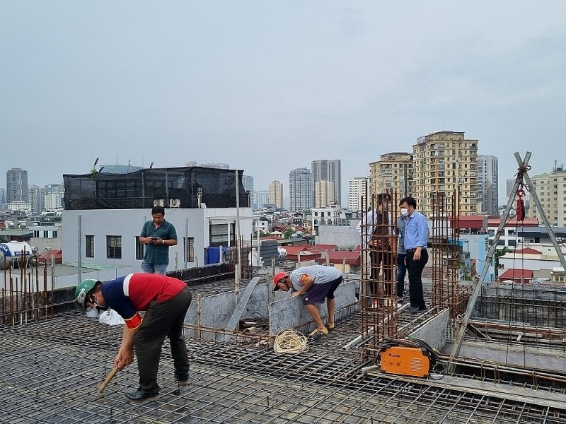 Cầu Giấy (Hà Nội): Phá dỡ công trình vi phạm trật tự xây dựng số 121, 123 Nguyễn Khang