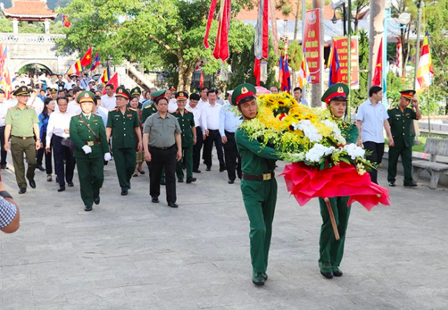 Thủ tướng Chính phủ dâng hương tưởng niệm các anh hùng liệt sỹ tại Nghĩa trang Quốc tế Việt – Lào