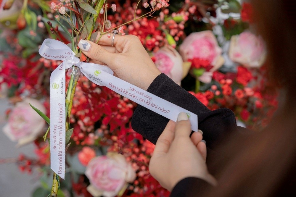 Hàng nghìn bông hoa sen và lời yêu thương được trao lan toả nhân mùa Vu Lan