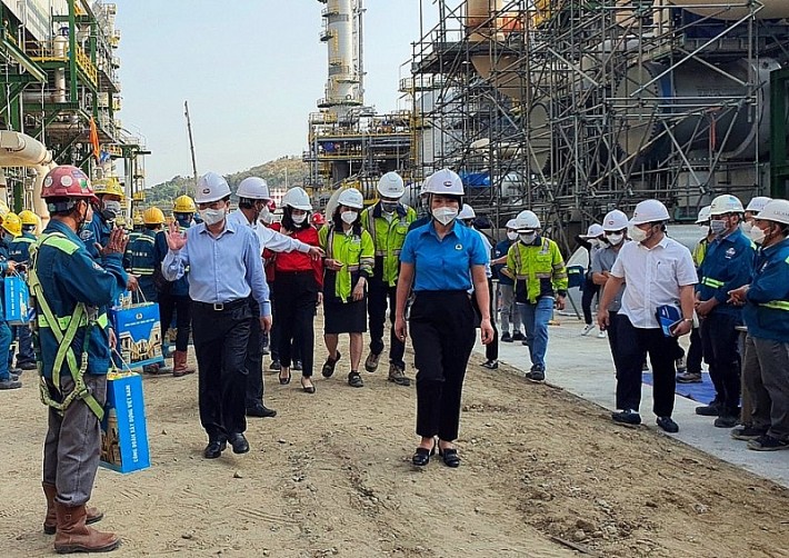 Bộ trưởng Bộ Xây dựng và Chủ tịch Công đoàn Xây dựng Việt Nam thăm, chúc Tết, tặng quà công nhân lao động tại Dự án hóa dầu Long Sơn