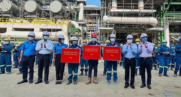 Bộ trưởng Bộ Xây dựng và Chủ tịch Công đoàn Xây dựng Việt Nam thăm, chúc Tết, tặng quà công nhân lao động tại Dự án hóa dầu Long Sơn
