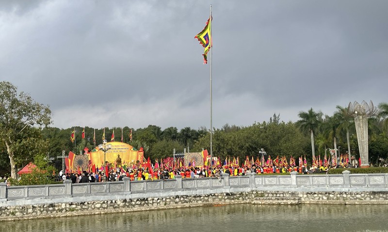 Hơn 10 vạn người dự lễ hội Đền Trạng Trình