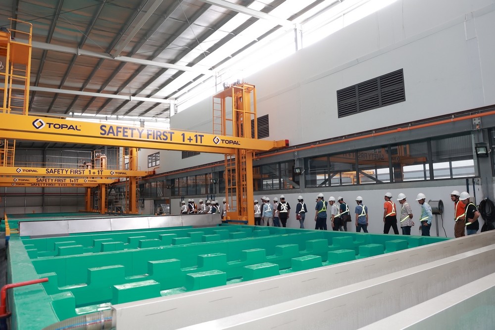 Cận cảnh dây chuyền anode hiện đại bên trong nhà máy Topal