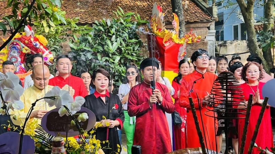 Các nghệ sĩ tề tựu dâng hương cúng Tổ nghề sân khấu