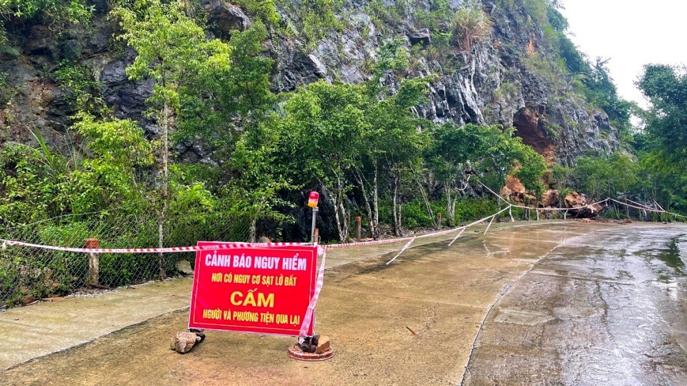 Hoa Lư (Ninh Bình): Mưa lớn gây sạt lở tại núi Vái Giời