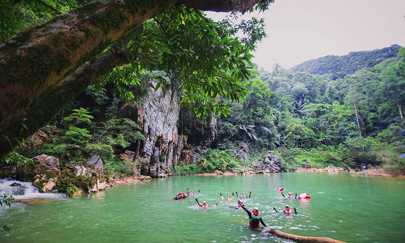 Biến nguy thành cơ, làm du lịch chung với lũ