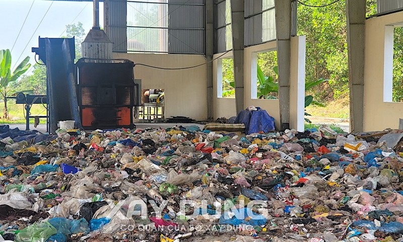 Rác “đè” nhà máy xử lý… rác ở Quảng Ngãi
