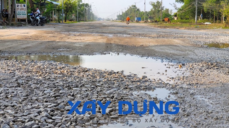 Xe quá tải đã “cày” nát đường ven biển Quảng Nam - Quảng Ngãi