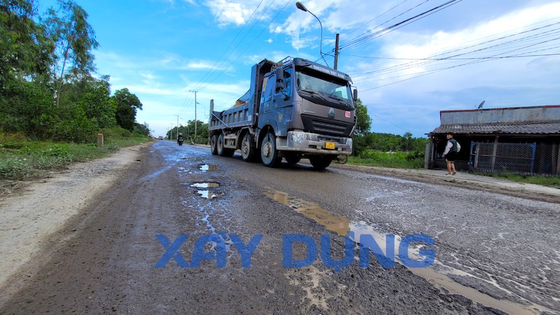 Xe quá tải đã “cày” nát đường ven biển Quảng Nam - Quảng Ngãi