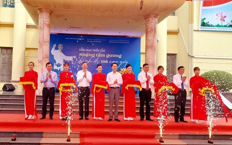 Vĩnh Phúc: Khai mạc triển lãm "Những tấm gương bình dị mà cao quý"