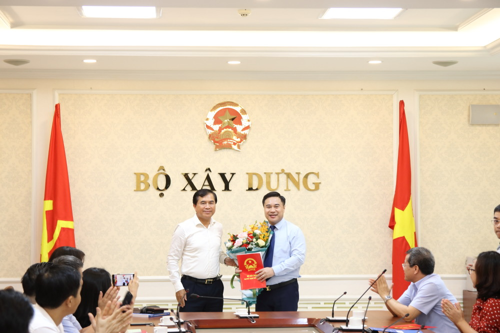Trao quyết định bổ nhiệm Chánh Văn phòng và Phó Chánh Văn phòng Ban Cán sự Đảng bộ Bộ Xây dựng