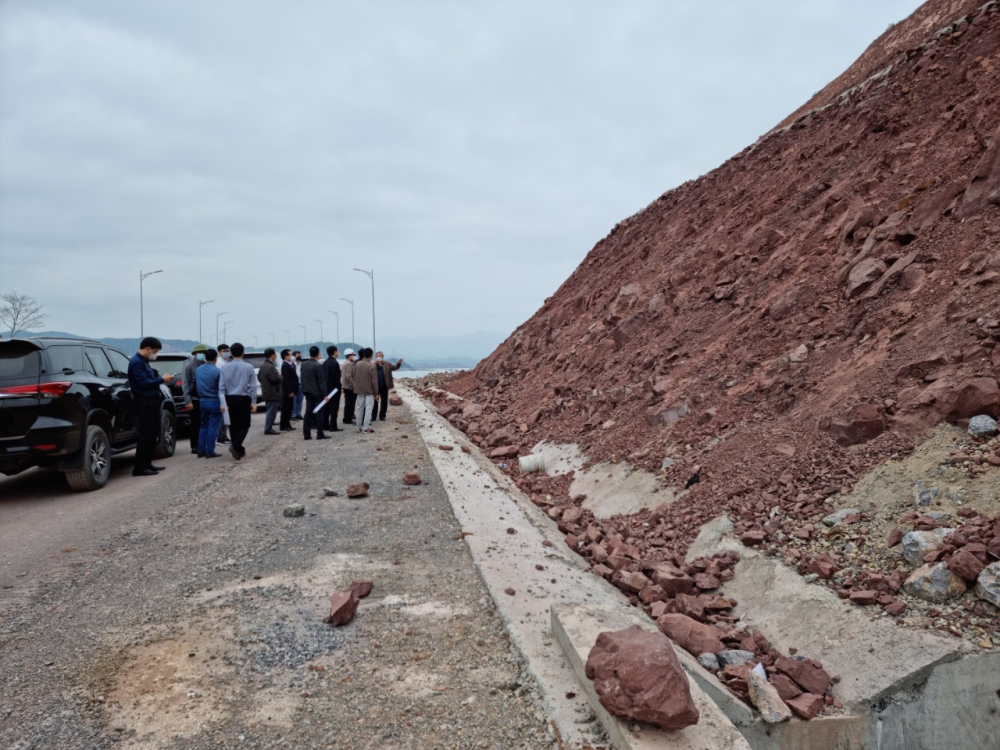 Quảng Ninh: Bồi thường nhà dân bị hư hại do nổ mìn phá đá mở đường khi thi công cao tốc Vân Đồn - Tiên Yên