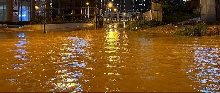 Khu đô thị Ciputra vừa mưa đã ngập lụt nặng, dân kêu trời, trách nhiệm thuộc về ai?
