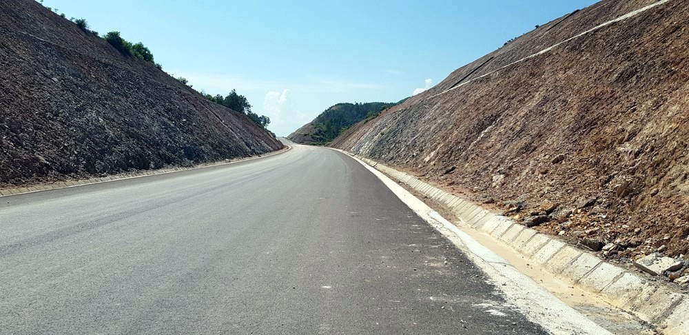 Bộ Giao thông vận tải đồng ý kéo dài thời gian đưa cao tốc Cam Lộ - La Sơn vào khai thác